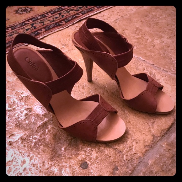 CHLOE- elastic sandal w/ stacked wood heel