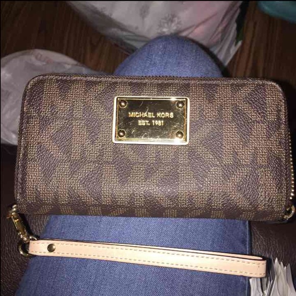 Michael Kors Bundle👛❤️️👛 - Picture 2 of 4