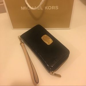 ❗️Michale kors black monogram wristlet‼️