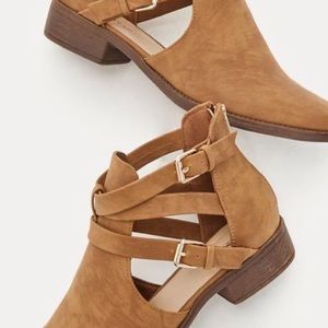 Cognac bootie. Super cute. Never worn. Tried on