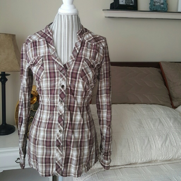 Plaid button-up long sleeve shirt
