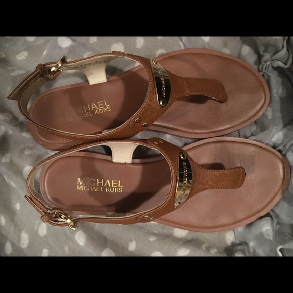 Michael Kors Brown Plate Thong Sandal - size 5