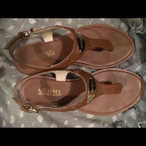 Michael Kors Brown Plate Thong Sandal - size 5