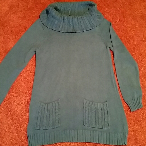 Long women sweater with two front packets