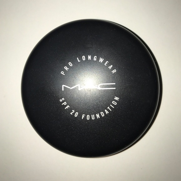 Mac Pro Longmeadow Spf20  creme Foundation NC30