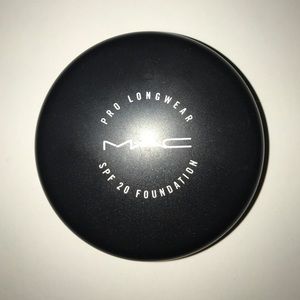 Mac Pro Longmeadow Spf20  creme Foundation NC30