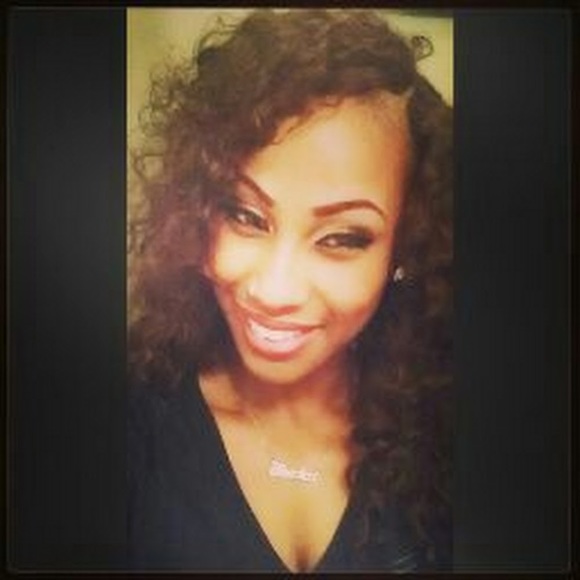 Meet your Posher, Nira - Picture 1 of 1