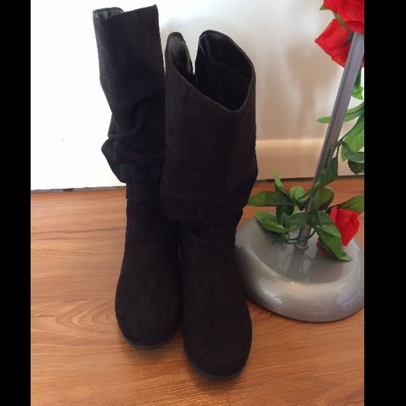 Black winter boots