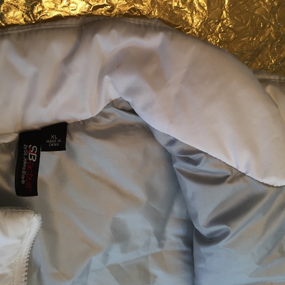 Woman's Vest - Picture 2 of 4