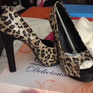 HOLIDAY LEOPARD PRINT HEELS! 🐯SZ 6.5