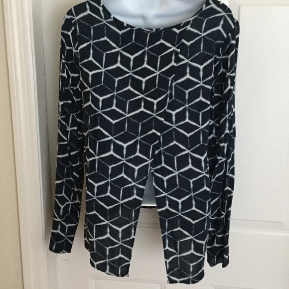 Gap size 2 open back /flyaway blouse w geo print