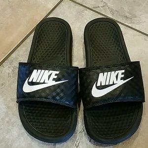 🚫DO NOT BUY🚫 TRADE FOR NIKKI Nike slides size 6