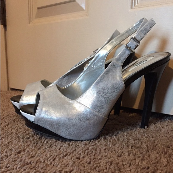 Vera Wang Platform Pumps
