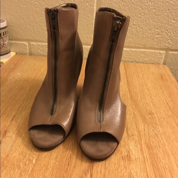 Brown/tan ankle booties