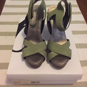 Nine West dark green heels with some platform