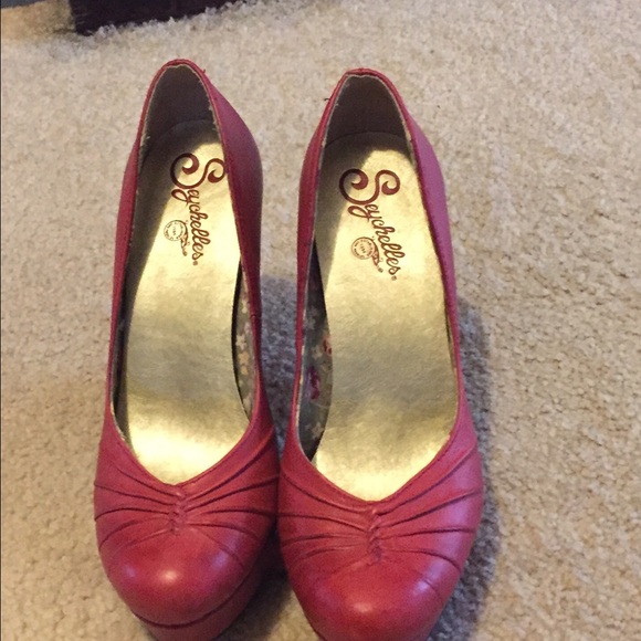 Seychelles red platform pumps