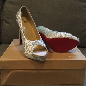 Red bottom sequence pumps
