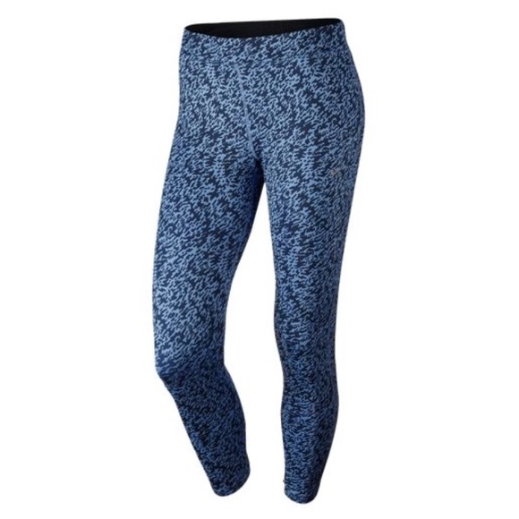 NWOT Nike dri-fit essential crops size small