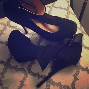 High heel shoe and black platform.