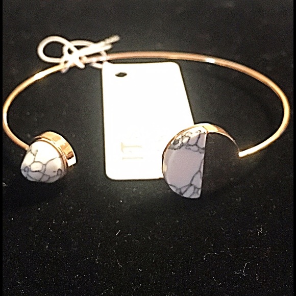 Jewelry - 🎹👉🏼Dainty Gold Circle Cuff-White Howlite Jewelry - 🎹👉🏼Dainty Gold Circle Cuff-White Howlite