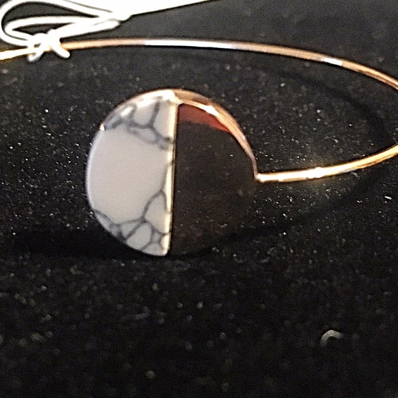 Jewelry - 🎹👉🏼Dainty Gold Circle Cuff-White Howlite Jewelry - 🎹👉🏼Dainty Gold Circle Cuff-White Howlite
