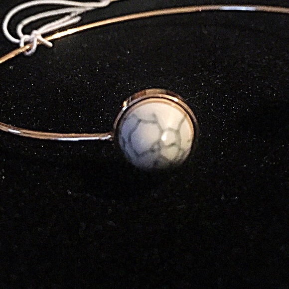 Jewelry - 🎹👉🏼Dainty Gold Circle Cuff-White Howlite Jewelry - 🎹👉🏼Dainty Gold Circle Cuff-White Howlite