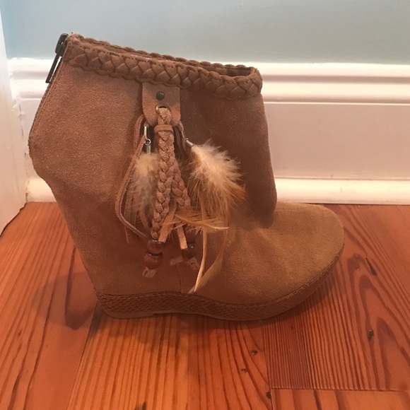 CHINESE LAUNDRY bootie wedges w/feathers. Size 7.5