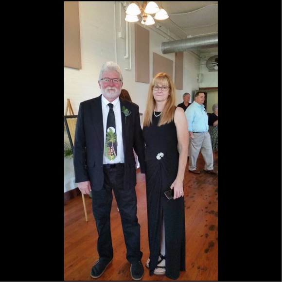 ✨ MAJOR price drop ✨ Sleeveless Gown - Picture 4 of 4