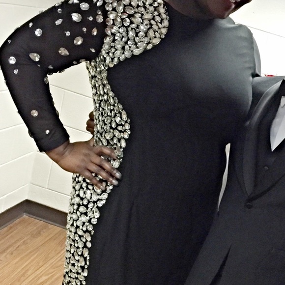 Black formal gown - Picture 3 of 5