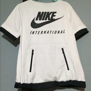 Nike international sweatshirt w/ zipper pockets