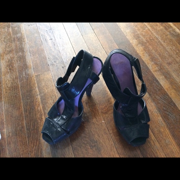 Sandals - Picture 2 of 3