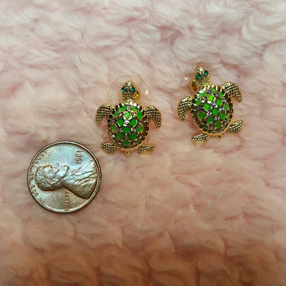 ๐ Enamel Turtle Stud Earrings - Picture 4 of 5