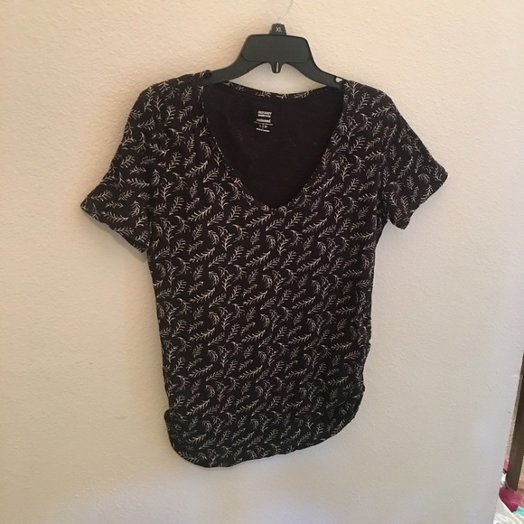 Cute + Comfy 🤰💛 Maternity Tee - Picture 3 of 4