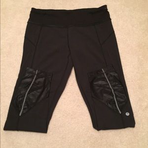 Lulu Black Pace Queen tights w/ ruched detailing.