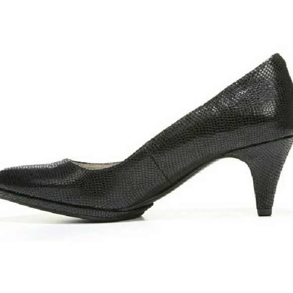 Black pumps