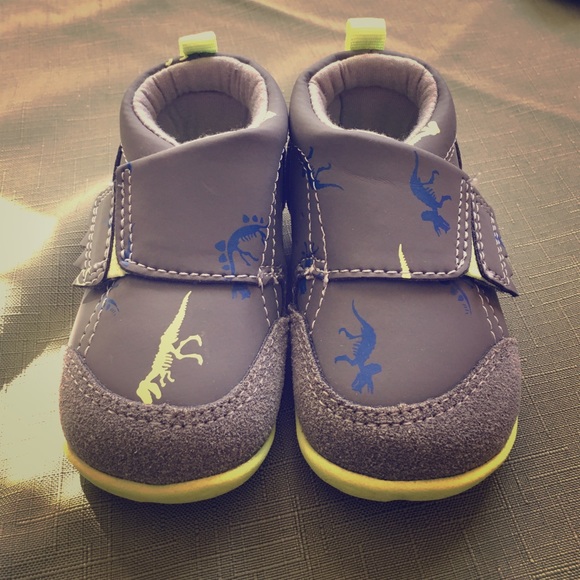 Dinosaur Carter's Every Step Shoes! CUTE🐊