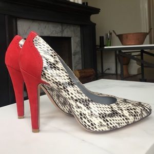 One of a kind snakeskin leather pumps