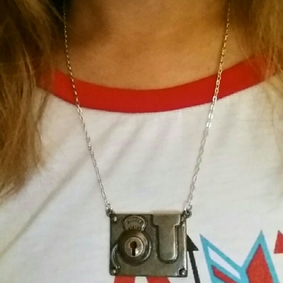 Fantastic Beasts NECKLACE - Picture 2 of 2