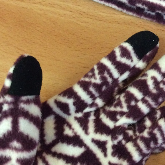 Winter Patterned Beanie and Touchscreen Gloves❄️ - Picture 2 of 4