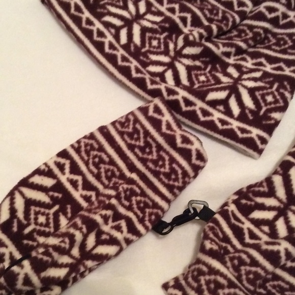 Winter Patterned Beanie and Touchscreen Gloves❄️ - Picture 4 of 4