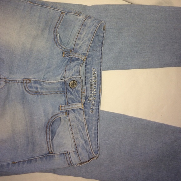 Light wash, ripped american eagle jegging - Picture 2 of 3