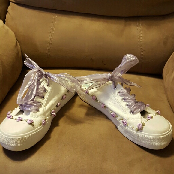 Hand decorated half sneakers. White with purple