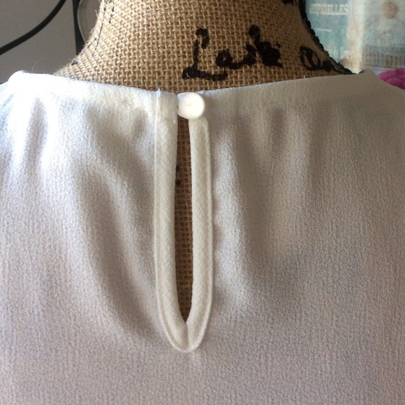 Scalloped Ivory Blouse - Picture 4 of 4