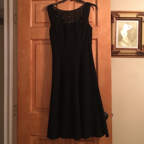 Black cocktail dress Jones Studio size 6