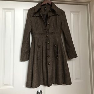Long Feminine military jacket.