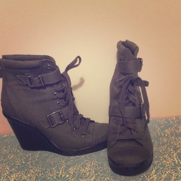 Simply Vera Wang wedge bootie
