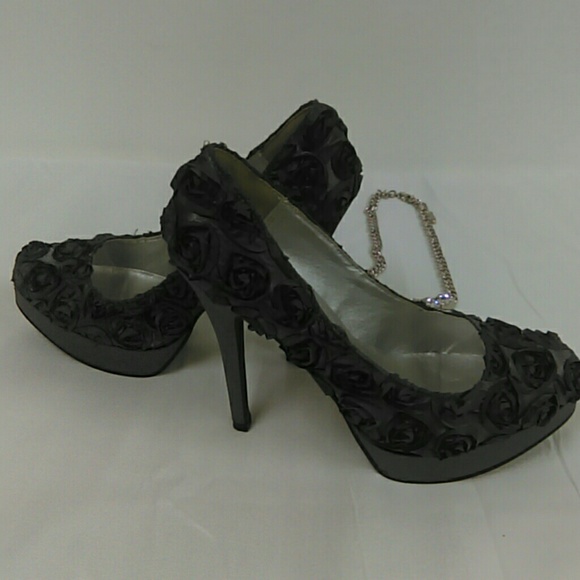Qupid Gray Floral Heel Sz. 7.5 - Picture 2 of 4