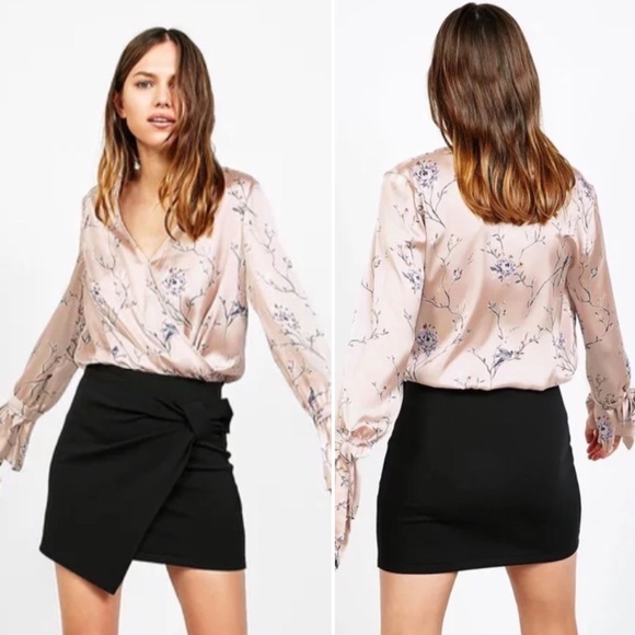 💖NEW💖Silky Floral blouse knots on sleeves end - Picture 3 of 4