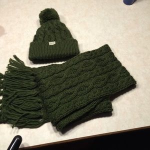 ☃Hat and scarf☃ Dark green, very cute!