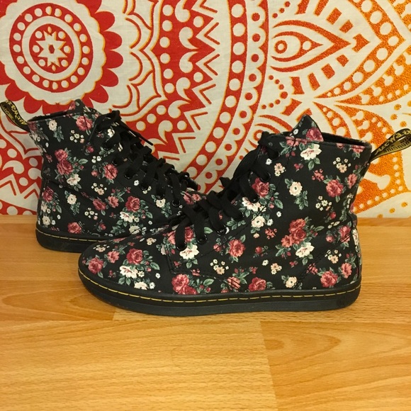 ๐HP๐Darling Floral High Top Shoes ๐ธ๐ผ๐ท๐ป๐บ๐ธ - Picture 2 of 8